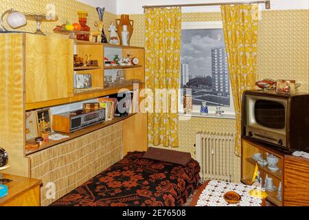Warschau, Polen - 14. Januar 2021. Wohnzimmer aus der Zeit des Kommunismus im Museum des Lebens unter dem Kommunismus in Warschau ausgestellt. Stockfoto