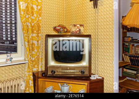 Warschau, Polen - 14. Januar 2021. Altes fernsehgerät in einem Wohnzimmer aus der Zeit des Kommunismus, ausgestellt im Museum des Lebens unter dem Kommunismus in Warschau. Stockfoto