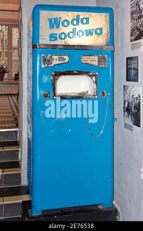Warschau, Polen - 14. Januar 2021. Soda-Brunnen (Saturator) Verkaufsautomat verwendet, um kohlensäurehaltiges Wasser kommunistischen Ära im Museum of Life ausgestellt dienen Stockfoto