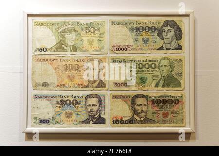 Warschau, Polen - 14. Januar 2021. Sammlung altmodischer Banknoten aus der Zeit des Kommunismus, ausgestellt im Museum des Lebens unter dem Kommunismus in Warschau. Stockfoto