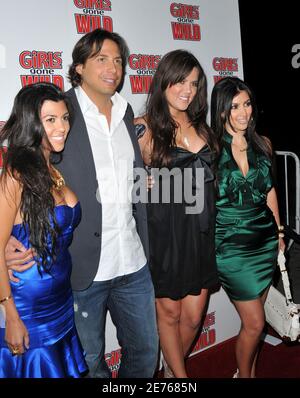 Kourtney Kardashian, Joe Francis, Khloe Kardashian, Kim Kardashian bei der Girls Gone Wild Magazine Launch Party im Area Nightclub am 22. April 20 Stockfoto