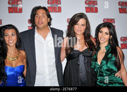 Kourtney Kardashian, Joe Francis, Khloe Kardashian, Kim Kardashian bei der Girls Gone Wild Magazine Launch Party im Area Nightclub am 22. April 20 Stockfoto