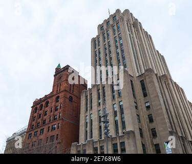 Montreal, Quebec, Kanada - 2. Januar 2020: Das New York Life Insurance Building, links, und das Aldred Building, rechts, zwei Bürogebäude am Place Stockfoto