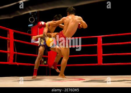 CHIANGMAI, THAILAND - 2. JANUAR : nicht identifizierte Muay Thai Kämpfer treten in einem Thai Boxkampf in Mueng-kaen Kampf am 2. Januar 2013 in Mae Tang DIS Stockfoto