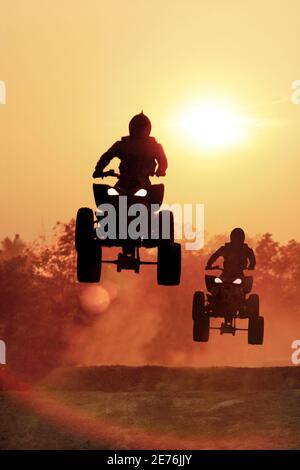 Silhouette ATV Sprung auf Schmutz-Trakt Stockfoto