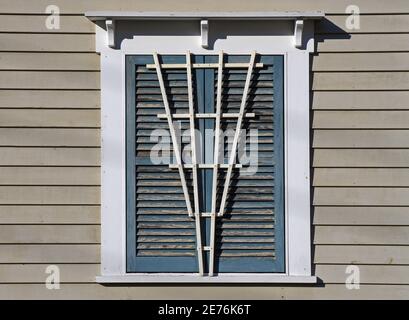 Außenansicht eines verschalteten Fensters. Stockfoto