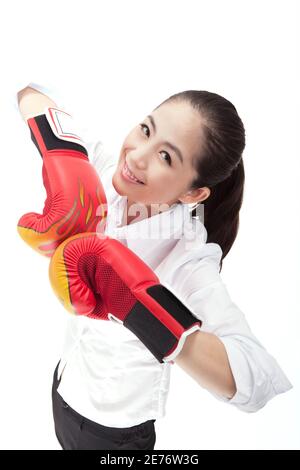 Business Frau mit Boxhandschuhen hochwertige Foto Stockfoto