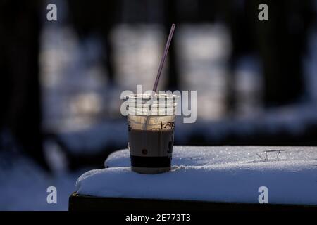Karuba Kaffee, Abend auf einem verschneiten Tisch im Park Stockfoto