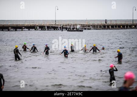 Melbourne, Australien. Januar 2021. Triathleten testen das Wasser vor dem Rennen während der 2XU Triathlon Series 2021, Rennen 1 am St Kilda Beach. Kredit: SOPA Images Limited/Alamy Live Nachrichten Stockfoto