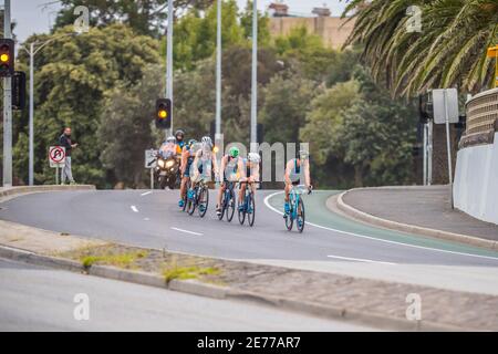 Melbourne, Australien. Januar 2021. Gruppe von Fahrern in einem Straßenrennen während der 2XU Triathlon Series 2021, Rennen 1 in St Kilda Beach. Kredit: SOPA Images Limited/Alamy Live Nachrichten Stockfoto