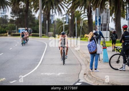 Melbourne, Australien. Januar 2021. Tristan Price fährt an Zuschauern vorbei während der 2XU Triathlon Series 2021, Rennen 1 am St Kilda Beach. Kredit: SOPA Images Limited/Alamy Live Nachrichten Stockfoto