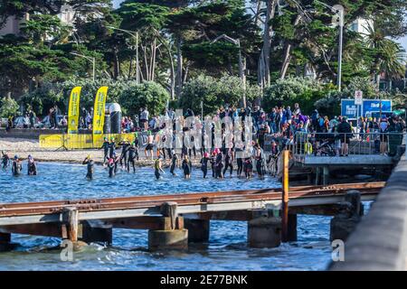 Melbourne, Australien. Januar 2021. Triathleten versammeln sich an den Ufern während der 2XU Triathlon Series 2021, Rennen 1 am St Kilda Beach. Kredit: SOPA Images Limited/Alamy Live Nachrichten Stockfoto