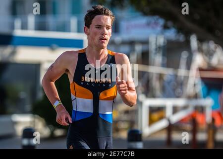 Melbourne, Australien. Januar 2021. Junior Elite, Jacob McKie sprintet während der 2XU Triathlon Series 2021, Rennen 1 am St Kilda Beach. Kredit: SOPA Images Limited/Alamy Live Nachrichten Stockfoto