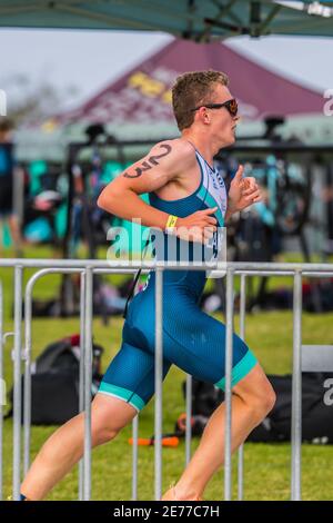 Melbourne, Australien. Januar 2021. Harvey Lanigan sprintet während der 2XU Triathlon Series 2021, Rennen 1 am St Kilda Beach, in Richtung Ziellinie. Kredit: SOPA Images Limited/Alamy Live Nachrichten Stockfoto