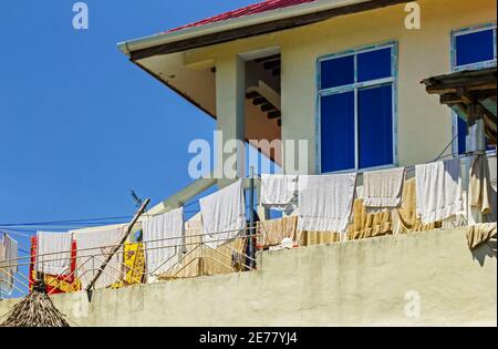 Leichte Handtücher trocken in der Luft an sonnigen Tag blauen Himmel Hintergrund Stockfoto