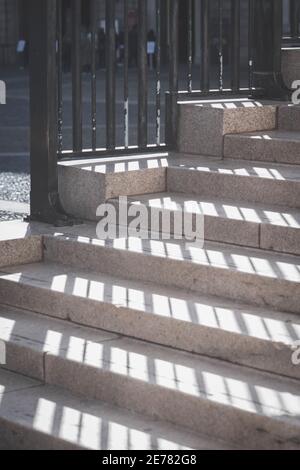 Graue Schatten auf der Treppe von der Sonne, Industrietechnik-Konzept. Stockfoto