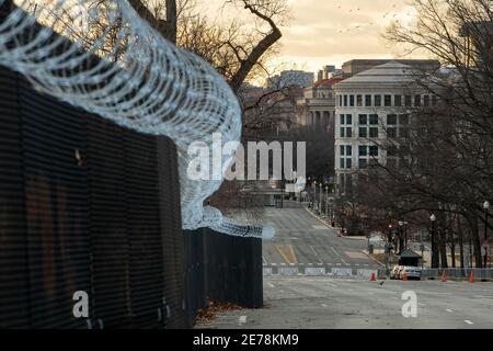 Washington, Usa. Januar 2021. Der Blick nach unten Constitution Ave. Als nicht skalierbare Sicherheit Zäune mit Rasierdraht umgibt die US-Kapitol-Post Einweihung in Washington, DC am Freitag, 29. Januar 2021. Der amtierende Chef der Capitol Police hat vorgeschlagen, permanente Zäune um das US-Capitol zu errichten, ein dramatischer Schritt, der sofortige Verurteilung vom Bürgermeister von D.C., Muriel E. Bowser, Stadtbeamten und einigen Mitgliedern des Kongresses zog. Foto von Ken Cedeno/UPI Kredit: UPI/Alamy Live Nachrichten Stockfoto