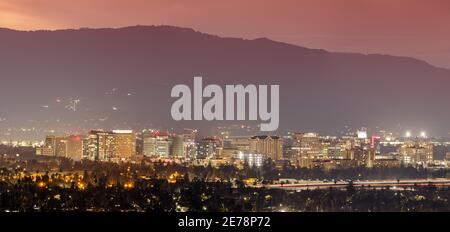Abenddämmerung über San Jose CA Downtown über Mount Hamilton Foothills Stockfoto