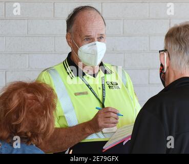 Leesburg, Usa. Januar 2021. Personen werden für ihre Termine in einem begehbaren COVID-19 IMPFPOD in einem leeren Sears-Laden in der Lake Square Mall eingecheckt. Die nur für den Termin bestimmten Standorte für medizinische Fachkräfte und Senioren ab 65 Jahren impfen täglich etwa 700 Menschen. Kredit: SOPA Images Limited/Alamy Live Nachrichten Stockfoto