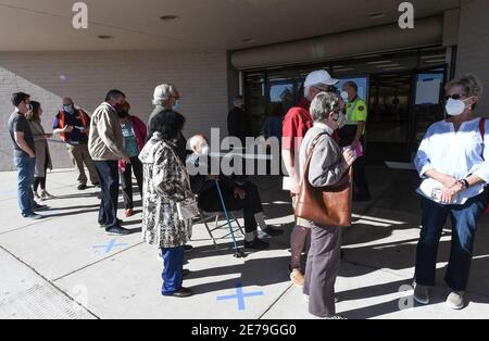 Leesburg, Usa. Januar 2021. Menschen ohne Terminvereinbarung warten vor einem begehbaren COVID-19 IMPFSTOFFPOD in einem leeren Sears-Laden in der Lake Square Mall, in der Hoffnung, einen übrig gebliebenen Impfstoff zu erhalten, der für jemanden bestimmt ist, der ihren Termin verpasst hat. Die nur für den Termin bestimmten Standorte für medizinische Fachkräfte und Senioren ab 65 Jahren impfen täglich etwa 700 Menschen. Kredit: SOPA Images Limited/Alamy Live Nachrichten Stockfoto