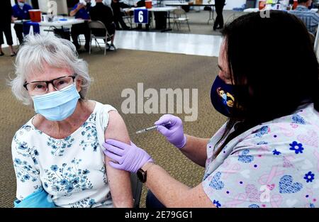 Leesburg, Usa. Januar 2021. Krankenschwester Lacinda Snowberger gibt Priscilla Lockhart einen Schuss des Pfizer-Impfstoffs an einem begehbaren COVID-19-IMPFSTOFFPOD in einem leeren Sears-Laden in der Lake Square Mall. Die nur für den Termin bestimmten Standorte für medizinische Fachkräfte und Senioren ab 65 Jahren impfen täglich etwa 700 Menschen. Kredit: SOPA Images Limited/Alamy Live Nachrichten Stockfoto