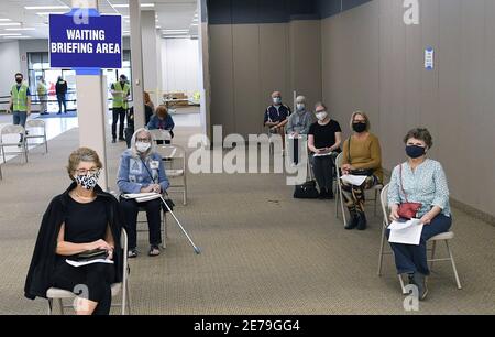 Leesburg, Usa. Januar 2021. Die Leute warten darauf, einen Schuss des Pfizer COVID-19 Impfstoffs an einem begehbaren IMPFSTOFFPOD in einem leeren Sears-Laden in der Lake Square Mall zu erhalten. Die nur für den Termin bestimmten Standorte für medizinische Fachkräfte und Senioren ab 65 Jahren impfen täglich etwa 700 Menschen. Kredit: SOPA Images Limited/Alamy Live Nachrichten Stockfoto