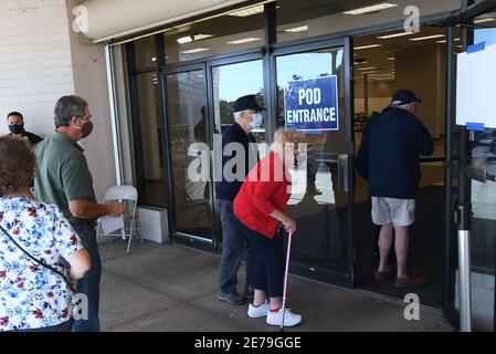 Leesburg, Usa. Januar 2021. Menschen betreten einen begehbaren COVID-19 IMPFPASS in einem leeren Sears-Laden in der Lake Square Mall. Die nur für den Termin bestimmten Standorte für medizinische Fachkräfte und Senioren ab 65 Jahren impfen täglich etwa 700 Menschen. Kredit: SOPA Images Limited/Alamy Live Nachrichten Stockfoto