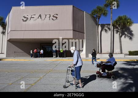 Leesburg, Usa. Januar 2021. Menschen werden vor einem begehbaren COVID-19 IMPFPASS in einem leeren Sears-Laden in der Lake Square Mall gesehen. Die nur für den Termin bestimmten Standorte für medizinische Fachkräfte und Senioren ab 65 Jahren impfen täglich etwa 700 Menschen. Kredit: SOPA Images Limited/Alamy Live Nachrichten Stockfoto