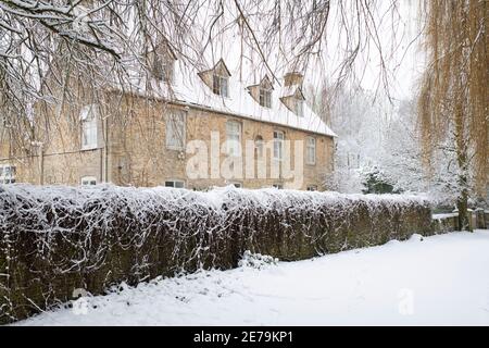 Cotswold Steinhaus in Swinbrook im Schnee. Swinbrook, Cotswolds, Oxfordshire, England Stockfoto