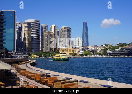 Blick auf die Skyline des Circular Quay vom Vorplatz des Sydney Opera House Stockfoto