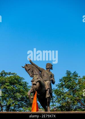 Mumbai, Indien - 20. Dezember 2020 :Statue des Königs Shivaji Maharaj, eines indischen Kriegerkönigs, der die Entstehung des Maratha bildete Stockfoto