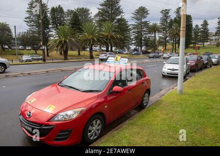 Sydney Australien Driving School Instructors Fahrzeug L Platte zu lehren Fahrschüler wie man ein Auto fährt Stockfoto