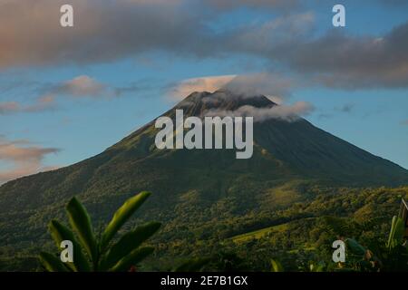 Vulkan Arenal mit Wolken im Arenal Nationalpark, La Fortuna Stadt Costa Rica Stockfoto