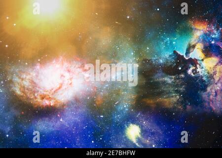 Funkelndes violettes kosmisches Muster mit weicher Unschärfe auf dunklem Hintergrund, geeignet für Desktop-Tapeten oder für kreatives Grafikdesign. Stockfoto
