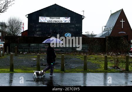 Geschäfte und Geschäfte in der loyalistischen und unionistischen Gegend von Sandy Row im Süden von Belfast, Nordirland, wo sich die Menschen als Briten sehen Stockfoto