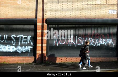 Graffiti an der Grenze zur Irischen See an der Donegal Road im Süden von Belfast, Nordirland Stockfoto