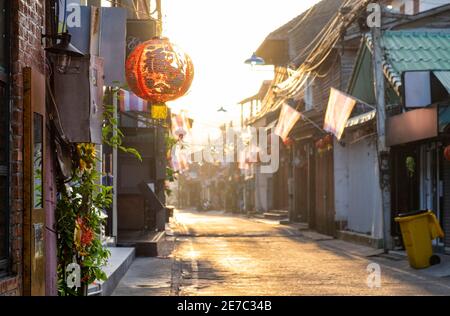 Straße im Fischerdorf am frühen Morgen in Sunsise, Samui, Thailand. Stockfoto