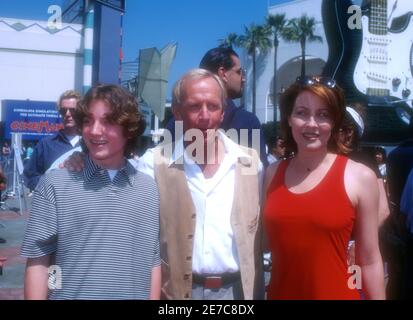 Universal City, California, USA 5. Mai 1996 (L-R) Schauspieler Elijah Wood, Schauspieler Paul Hogan und Schauspielerin Linda Kozlowski besuchen Universal Pictures' 'Flipper' Premiere am 5. Mai 1996 im Cineplex Odeon Unversal City Cinemas in Universal City, Kalifornien, USA. Foto von Barry King/Alamy Stockfoto Stockfoto
