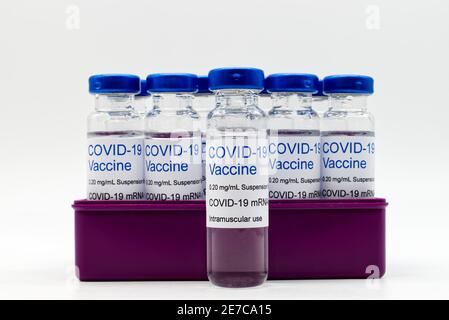 Glasfläschchen mit Covid-19-Impfstoff isoliert auf weißem Hintergrund. Stockfoto