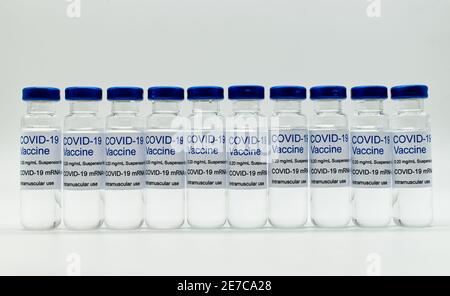Glasfläschchen mit Covid-19-Impfstoff isoliert auf weißem Hintergrund. Stockfoto