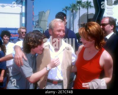 Universal City, California, USA 5. Mai 1996 (L-R) Schauspieler Elijah Wood, Schauspieler Paul Hogan und Schauspielerin Linda Kozlowski besuchen Universal Pictures' 'Flipper' Premiere am 5. Mai 1996 im Cineplex Odeon Unversal City Cinemas in Universal City, Kalifornien, USA. Foto von Barry King/Alamy Stockfoto Stockfoto