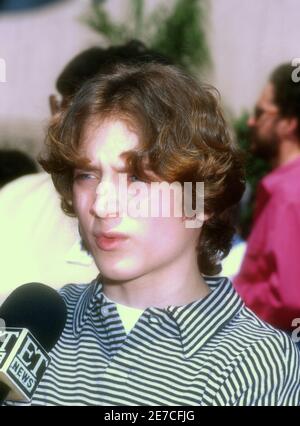 Universal City, California, USA 5. Mai 1996 Schauspieler Elijah Wood besucht Universal Pictures' 'Flipper' Premiere am 5. Mai 1996 im Cineplex Odeon Unversal City Cinemas in Universal City, California, USA. Foto von Barry King/Alamy Stockfoto Stockfoto