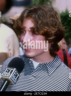 Universal City, California, USA 5. Mai 1996 Schauspieler Elijah Wood besucht Universal Pictures' 'Flipper' Premiere am 5. Mai 1996 im Cineplex Odeon Unversal City Cinemas in Universal City, California, USA. Foto von Barry King/Alamy Stockfoto Stockfoto