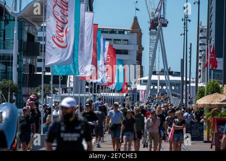 Auckland, Neuseeland. 30. Januar 2021. Prada Cup Halbfinale. Kredit Chris Cameron / Alamy Live Nachrichten. Massen im Wynyard Quarter und America's Cup Village am zweiten Tag des Prada Cup Halbfinals. Quelle: Chris Cameron/Alamy Live News Stockfoto