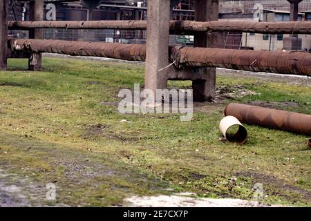 Industrielle Landschaft. Rohre von Wärmenetzen in der Ukraine. Stockfoto