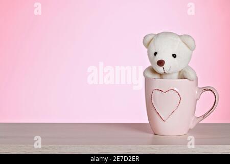 Liebe Dich Teddy Mit Herz Und Im Hintergrund Ein Blumenstrauss Stockfotografie Alamy