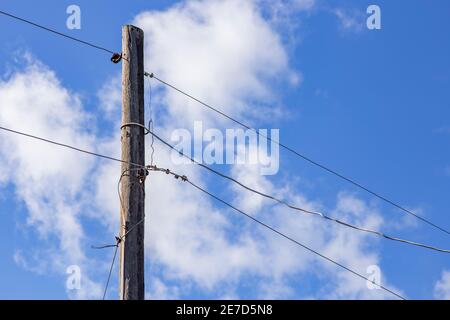 Alte Strommast und blauer Himmel in der Türkei. Stockfoto