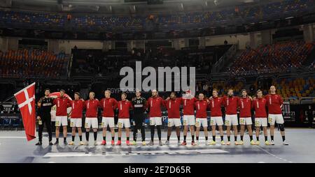 Kairo, Ägypten. Januar 2021. Die dänischen Spieler stehen während der Nationalhymne vor einem Halbfinale zwischen Spanien und Dänemark bei der 27. Männer Handball Weltmeisterschaft 2021 in Kairo, Ägypten, am 29. Januar 2021 an. Quelle: Str/Xinhua/Alamy Live News Stockfoto