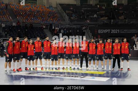 Kairo, Ägypten. Januar 2021. Spanische Spieler stehen während der Nationalhymne-Zeremonie vor einem Halbfinale zwischen Spanien und Dänemark bei der 27. Männer Handball-Weltmeisterschaft 2021 in Kairo, Ägypten, am 29. Januar 2021. Quelle: Str/Xinhua/Alamy Live News Stockfoto