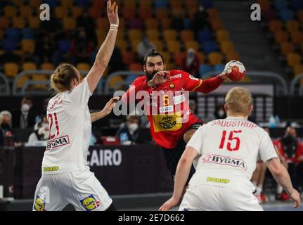 Kairo, Ägypten. Januar 2021. Jorge Maqueda Peno (C) aus Spanien tritt bei einem Halbfinale zwischen Spanien und Dänemark bei der 27. Männer Handball Weltmeisterschaft 2021 in Kairo, Ägypten, am 29. Januar 2021 an. Quelle: Str/Xinhua/Alamy Live News Stockfoto